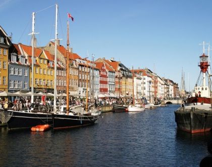 Kolorowy zaułek Kopenhagi - architektura i kolory portowej uliczki Nyhavn