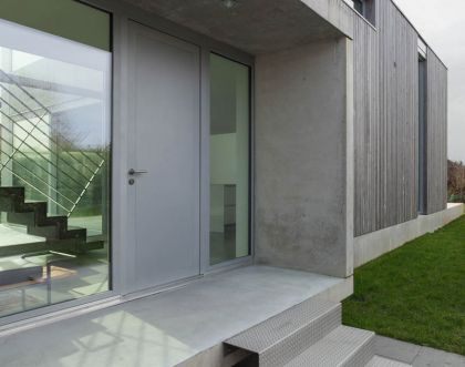 Elementy betonu architektonicznego na elewacji domu – porady i pomysły