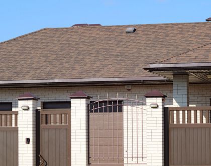 Oryginalne kolory elewacji do domu z brązowym dachem i białymi oknami