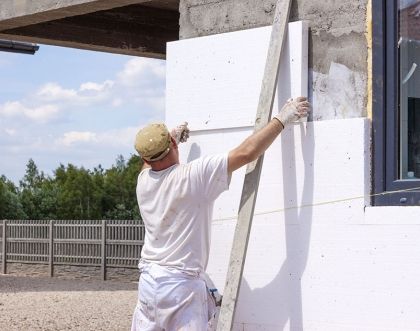 Prawidłowe nakładanie kleju na styropian – praktyczne porady eksperta