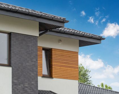 5 aranżacji szarej elewacji domu z drewnianymi elementami