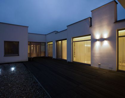 6 pomysłów na oświetlenie elewacji domu parterowego