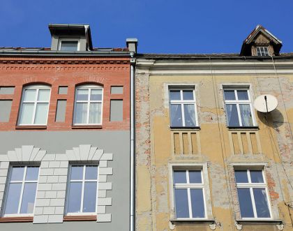 Jak naprawić odpadający tynk zewnętrzny na elewacji? Poradnik