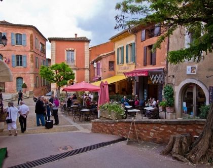 Rdzawo-czerwone Roussillon we Francji - budynki w kolorze ochry