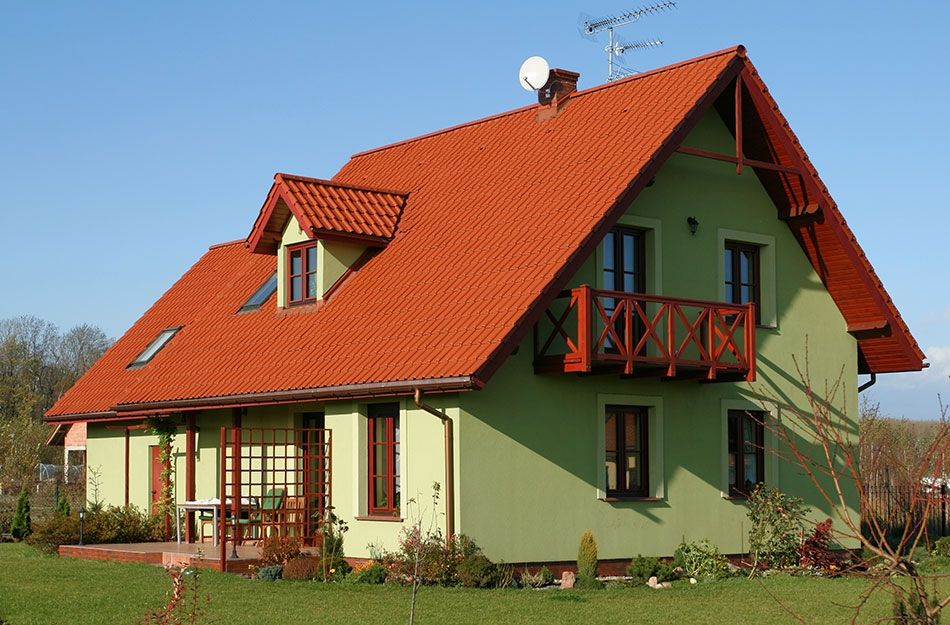 Zielona elewacja i czerwony dach