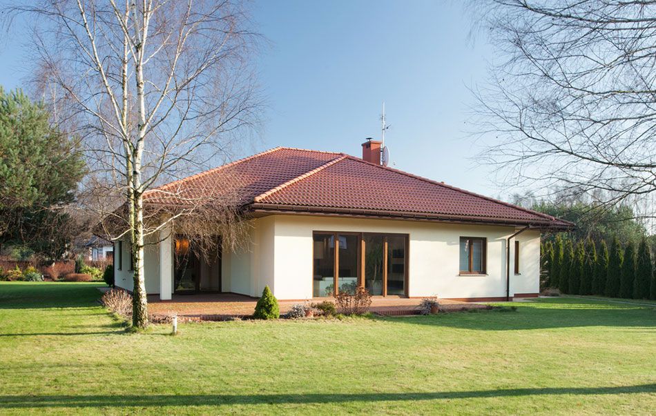 Kremowa elewacja i okna w kolorze złotego dębu