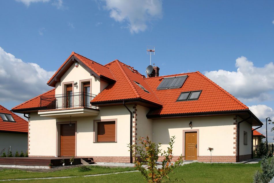 Piętrowy dom z czerwonym dachem