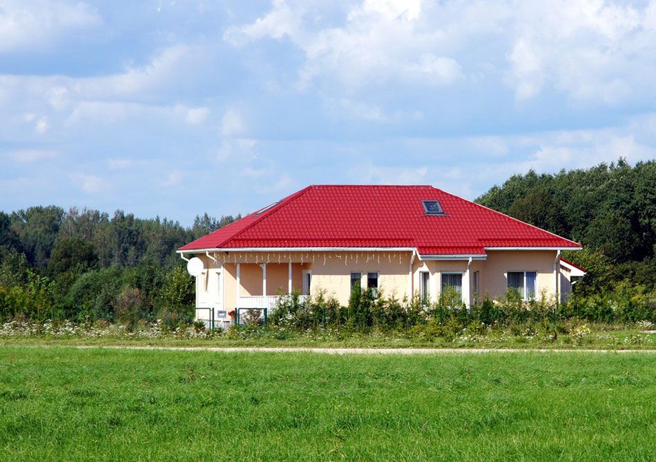 Dom z bordowym dachem