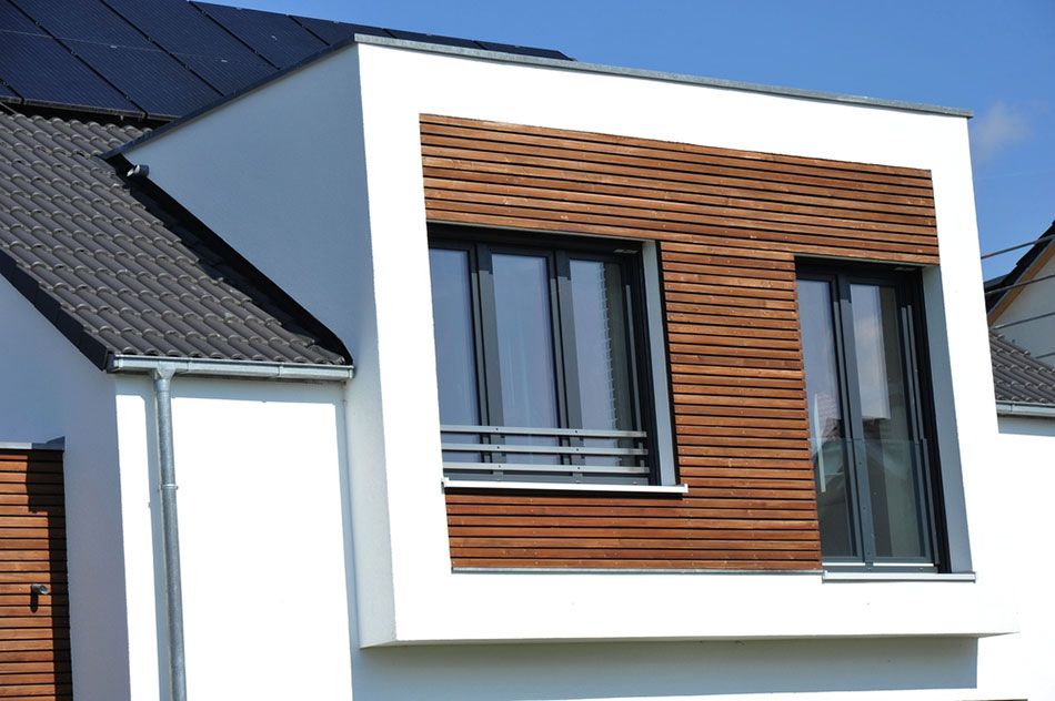 Drewniane panele na elewacji i antracytowe okna