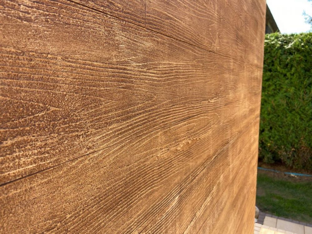 Efekt drewnianej deski wykonanej przy pomocy tynku modelowanego Tss05