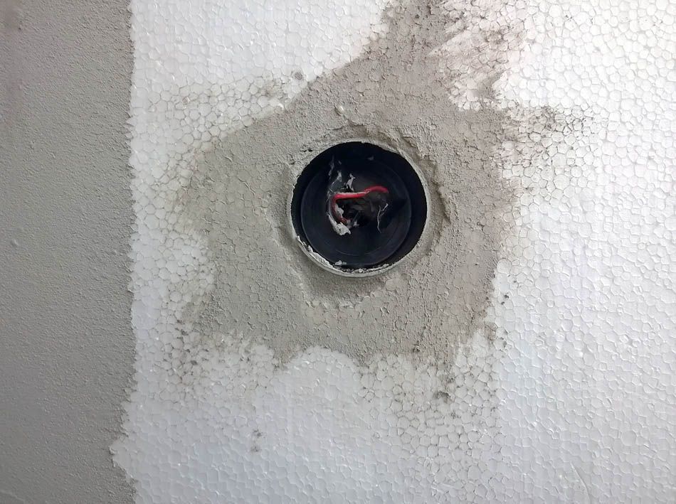 Dziura w ścianie pod gniazdko